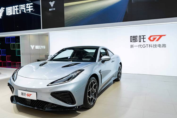 广州193哪吒汽车在智能汽车领域的表现，领途汽车在新能源汽车市场中的影响力